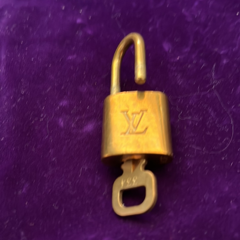 #️⃣3️⃣3️⃣4️⃣ Authentic LV Lock & Key - Picture 7 of 9